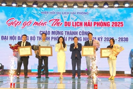 Lãnh đạo Sở Văn hóa, Thể thao và Du lịch, HIệp hội Du lịch Hải Phòng chúc mừng các đơn vị được nhận “Giải thưởng Du lịch Việt Nam năm 2025”.