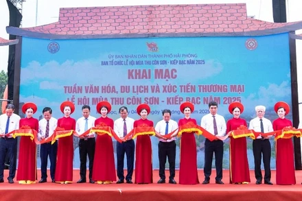 Các đại biểu thực hiện nghi thức khai mạc Tuần Văn hóa, Du lịch và Xúc tiến thương mại Lễ hội mùa thu Côn Sơn-Kiếp Bạc năm 2025.