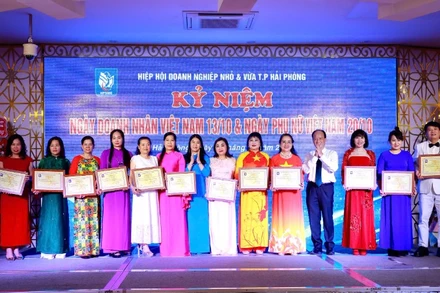 Đại diện lãnh đạo Hiệp hội Doanh nghiệp nhỏ và vừa Hải Phòng trao giấy chứng nhận cho hội viên mới được kết nạp.