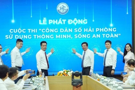 Các đại biểu thực hiện nghi thức phát động Cuộc thi “Công dân số Hải Phòng - sử dụng thông minh, sống an toàn”. (Ảnh: PHAN TUẤN)