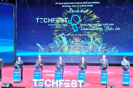 Các đại biểu thực hiện nghi thức khai mạc Techfest Hải Phòng 2025.