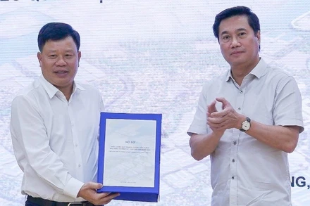 Thứ trưởng Xây dựng Nguyễn Tường Văn bàn giao hồ sơ điều chỉnh quy hoạch chung xây dựng khu kinh tế Đình Vũ-Cát Hải đến năm 2045 cho Trưởng Ban Quản lý Khu Kinh tế Hải Phòng Lê Trung Kiên.