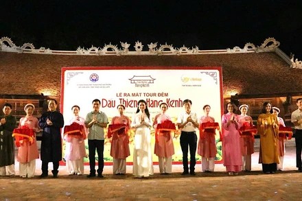 Các đại biểu thực hiện nghi thức ra mắt Tour đêm “Dấu thiêng Hàng Kênh”.