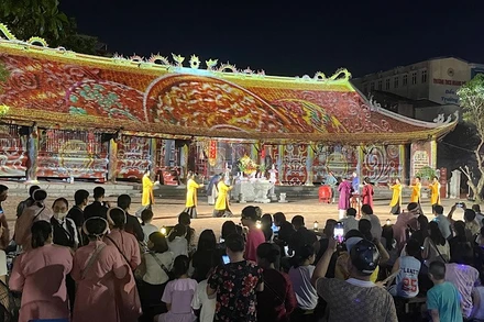 Du khách tham gia Tour du lịch đêm đầu tiên của thành phố Hải Phòng “Dấu thiêng Hàng Kênh”. (Ảnh: XUÂN TRƯỜNG)