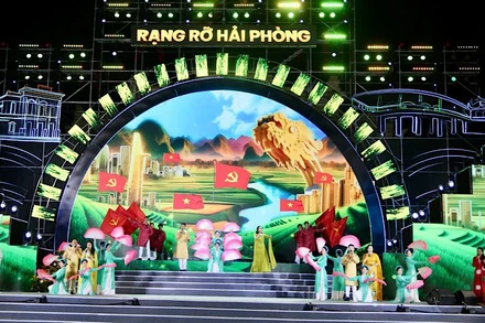 Điểm cầu truyền hình "Rạng rỡ Hải Phòng" tại Quảng trường Nhà hát thành phố.