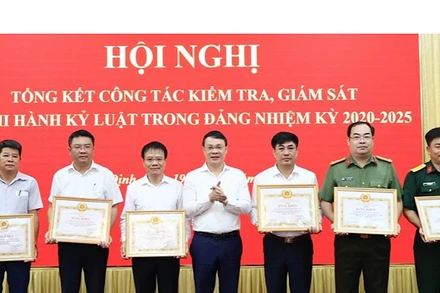 Đồng chí Đặng Khánh Toàn, Bí thư Tỉnh ủy Nam Định trao Bằng khen cho 7 tập thể tiêu biểu.