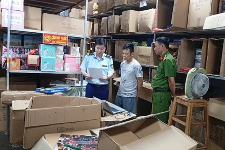 Lực lượng chức năng tỉnh Nam Định phát hiện lượng lớn đồ chơi trẻ em không rõ nguồn gốc xuất xứ.