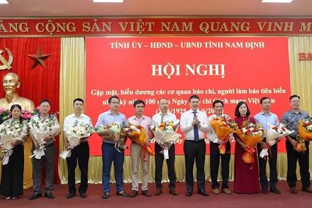 Đồng chí Bí thư Tỉnh ủy Nam Định Đặng Khánh Toàn tặng hoa chúc mừng các cơ quan báo chí.