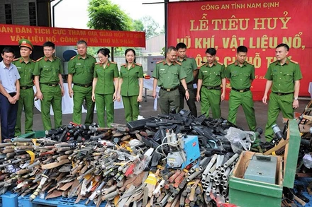 Số lượng lớn vũ khí, vật liệu nổ, công cụ hỗ trợ chuẩn bị tiêu hủy.