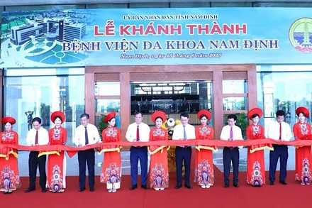 Các đại biểu cắt băng khánh thành Bệnh viện đa khoa Nam Định.