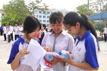 Thí sinh dự thi phấn khởi vì hoàn thành tốt các bài thi.