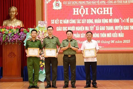 Tập thể, cá nhân có thành tích tiêu biểu xuất sắc trong thực hiện Mô hình “1+1 về quản lý, giáo dục người nghiện ma túy” được Cục Xây dựng phong trào bảo vệ an ninh Tổ quốc (Bộ Công an) khen thưởng. (Ảnh: THÙY DƯƠNG)