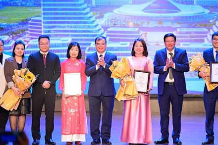 Trao giải cho tác giả, tác phẩm đoạt giải A Giải báo chí “Vì một Hải Phòng phát triển lần VII với chủ đề: Hải Phòng - Thành phố thân thiện.