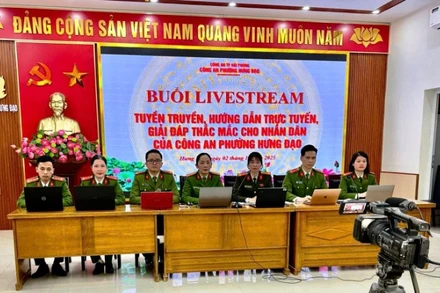 Công an phường Hưng Đạo (Hải Phòng) tổ chức buổi livestream hướng dẫn thủ tục hành chính, phổ biến kiến thức pháp luật và giải đáp trực tuyến mọi vướng mắc của người dân. (Ảnh: Công an Hải Phòng)