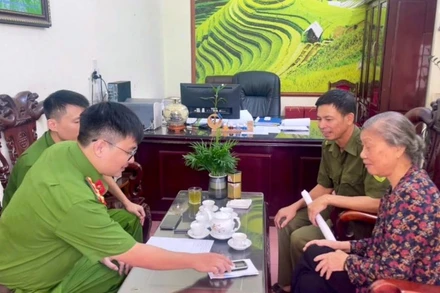 Công an xã Yết Kiêu (Hải Phòng) tuyên truyền, hướng dẫn người dân nhận diện thủ đoạn lừa đảo trên không gian mạng.