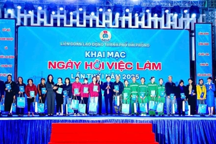 Đại diện Tổng Liên đoàn Lao động Việt Nam và Liên đoàn Lao động thành phố Hải Phòng tặng quà đoàn viên, người lao động có hoàn cảnh khó khăn.