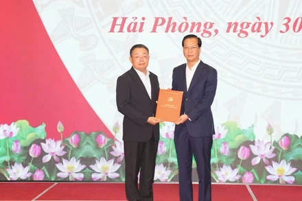 Đồng chí Hoàng Văn Trà, Phó Chủ nhiệm Ủy ban Kiểm tra Trung ương trao Quyết định cho đồng chí Nguyễn Anh Tuấn.