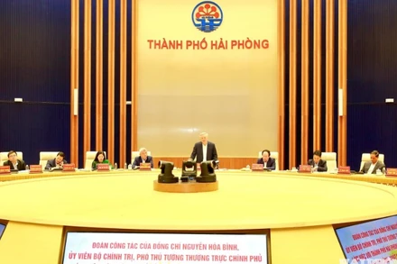 Quang cảnh buổi làm việc của Phó Thủ tướng Thường trực Chính phủ Nguyễn Hòa Bình cùng đoàn công tác của Chính phủ với lãnh đạo thành phố Hải Phòng. (Ảnh: DUY THÍNH)