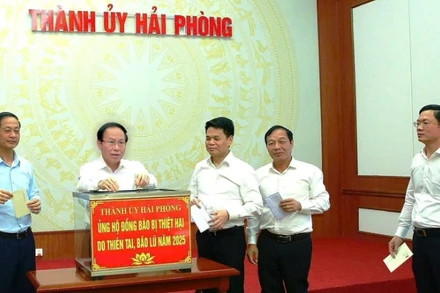 Các đồng chí Thường trực Thành ủy Hải Phòng ủng hộ đồng bào bị thiệt hại do thiên tai, bão lũ. (Ảnh: DUY THÍNH)