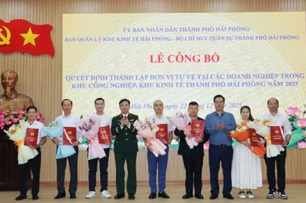 Đại diện các Ban Chỉ huy Quân sự tại doanh nghiệp trong khu công nghiệp, khu kinh tế trên địa bàn thành phố Hải Phòng nhận quyết định thành lập.