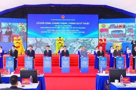 Các đại biểu thực hiện nghi thức khởi công 3 dự án đầu tư xây dựng nút giao thông khác mức đường Lê Hồng Phong-Nguyễn Trãi, Bùi Viện-Lê Hồng Phong và Bùi Viện-Võ Nguyên Giáp (Hải Phòng).