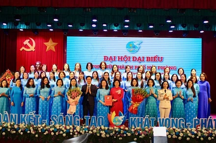 Chủ tịch Hội Liên hiệp Phụ nữ Việt Nam Nguyễn Thị Tuyến và lãnh đạo thành phố Hải Phòng trao Quyết định, tặng hoa chúc mừng Ban Chấp hành Hội Liên hiệp Phụ nữ thành phố Hải Phòng khóa I, nhiệm kỳ 2025-2030.