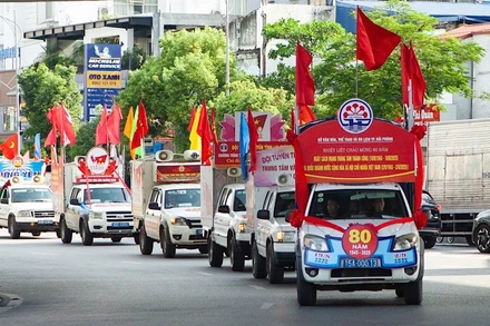 Diễu hành xe tuyên truyền trên nhiều tuyến phố tại Hải Phòng.