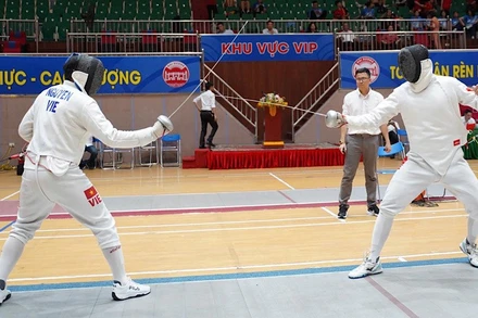 Trận chung kết nội dung nam kiếm ba cạnh giữa vận động viên Nguyễn Phước Đến và Nguyễn Tiến Nhật cùng của đoàn thành phố Hồ Chí Minh.