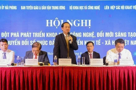 Đồng chí Huỳnh Thành Đạt, Ủy viên Trung ương Đảng, Phó Trưởng Ban Tuyên giáo và Dân vận Trung ương phát biểu tại Hội nghị.