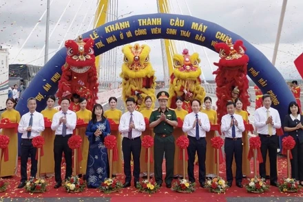 Các đồng chí Ủy viên Trung ương Đảng: Thượng tướng Vũ Hải Sản, Thứ trưởng Quốc phòng; Lê Tiến Châu, Bí thư Thành ủy, Trưởng Đoàn Đại biểu Quốc hội Hải Phòng, cùng các đại biểu thực hiện nghi thức khánh thành cầu Máy Chai.