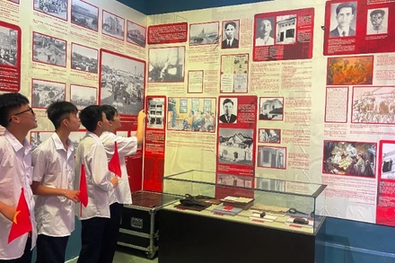 Học sinh thành phố Hải Phòng tham quan phòng trưng bày chuyên đề “Dấu ấn mùa thu lịch sử” tại Bảo thành Hải Phòng.