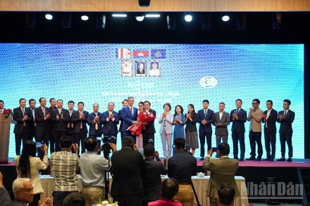 Đại sứ Nguyễn Minh Vũ tặng hoa chúc mừng các thành viên Ban chấp hành VCBA nhiệm kỳ 2025-2029. (Ảnh: ĐINH TRƯỜNG)