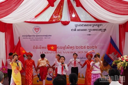 Các em học sinh Trường tiểu học Hữu nghị Khmer-Việt Nam Prey Veng trình diễn ca khúc “Việt Nam-Campuchia Samaki”. (Ảnh: HUY VŨ)