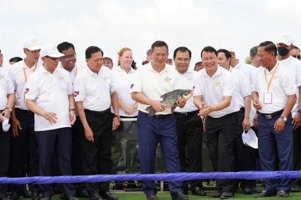 Thủ tướng Hun Manet cùng các đại biểu thả cá và các động vật thủy sinh khác về môi trường sống tự nhiên. (Ảnh: Bộ Nông, Lâm, Ngư nghiệp Campuchia)