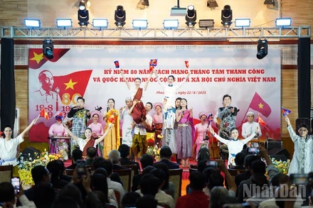 Các đại biểu thưởng thức chương trình văn nghệ tại buổi lễ. (Ảnh: ĐINH TRƯỜNG)