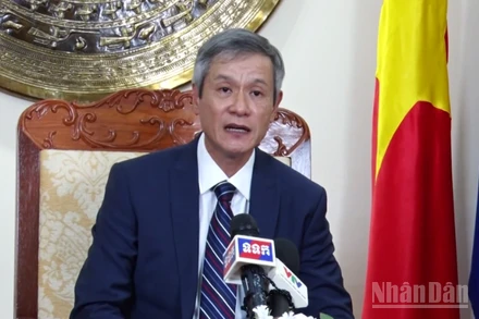Đại sứ Nguyễn Minh Vũ trả lời phỏng vấn các cơ quan báo chí nhân kỷ niệm 58 năm Ngày Thiết lập quan hệ ngoại giao Việt Nam-Campuchia.
