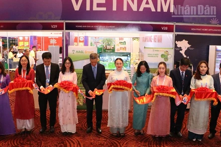 Các đại biểu cắt băng khai mạc Hội chợ Thương mại Việt Nam tại Campuchia 2025. (Ảnh: HUY VŨ)