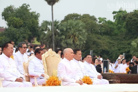Quốc vương Norodom Sihamoni chủ trì lễ cầu an nhân dịp Năm mới cổ truyền 2025 của Campuchia. (Ảnh: ĐINH TRƯỜNG)