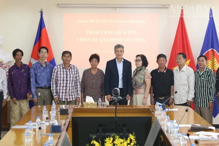 Đại sứ Nguyễn Minh Vũ chụp hình lưu niệm với đại diện các gia đình gốc Việt có công với cách mạng.