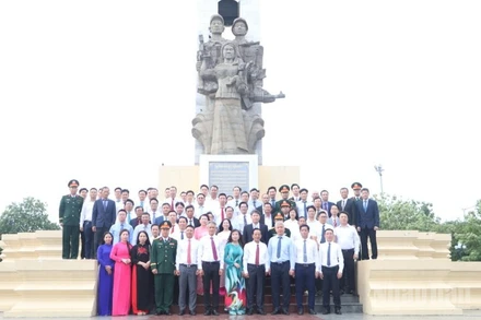 Tham dự buổi lễ có các cán bộ, đảng viên khối văn phòng Đại sứ quán, cơ quan Tùy viên Quốc phòng, các cơ quan báo chí Việt Nam tại Campuchia cùng đại diện các chi ủy chi bộ, lãnh đạo Hội Khmer-Việt Nam và Hiệp hội Doanh nhân Việt Nam tại Campuchia. Bí thư Đảng ủy, Đại sứ Việt Nam tại Campuchia Nguyễn Minh Vũ chủ trì buổi lễ.