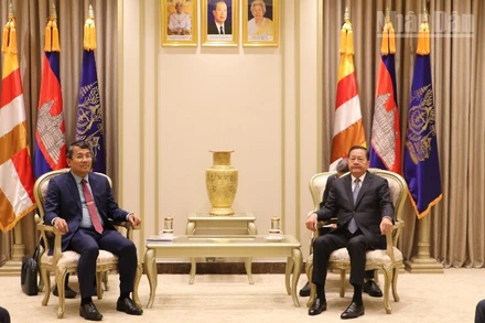 Ủy viên Trung ương Đảng, Thứ trưởng Thường trực Bộ Ngoại giao Nguyễn Minh Vũ chào xã giao Phó Thủ tướng Campuchia Neth Savoeun. (Ảnh: HUY VŨ)