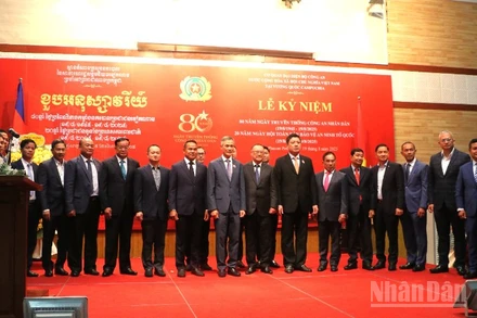 Các đại biểu chụp ảnh lưu niệm tại Lễ kỷ niệm.