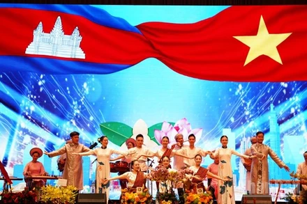 Biểu diễn nghệ thuật chào mừng kỷ niệm 80 năm Quốc khánh Việt Nam tại Campuchia. (Ảnh: ĐINH TRƯỜNG)