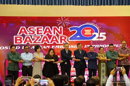 Đại sứ các nước ASEAN tại Campuchia chụp ảnh lưu niệm cùng Phó Thủ tướng, Bộ trưởng Ngoại giao và Hợp tác Quốc tế Campuchia Prak Sokhonn. (Ảnh: ĐINH TRƯỜNG)