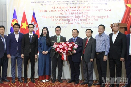 Lãnh đạo tỉnh Battambang chúc mừng Tổng Lãnh sự quán Việt Nam nhân kỷ niệm 80 năm ngày Quốc khánh. (Ảnh: ĐINH TRƯỜNG)