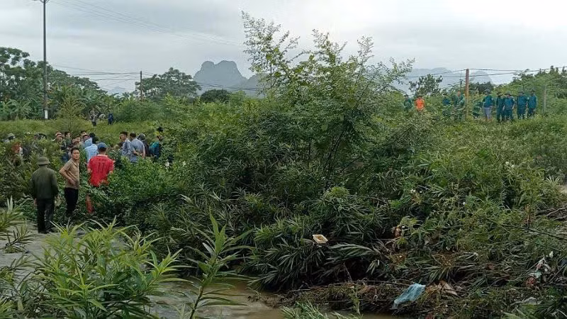 Lực lượng chức năng và nhân dân đang nỗ lực tìm kiếm nạn nhân mất tích.