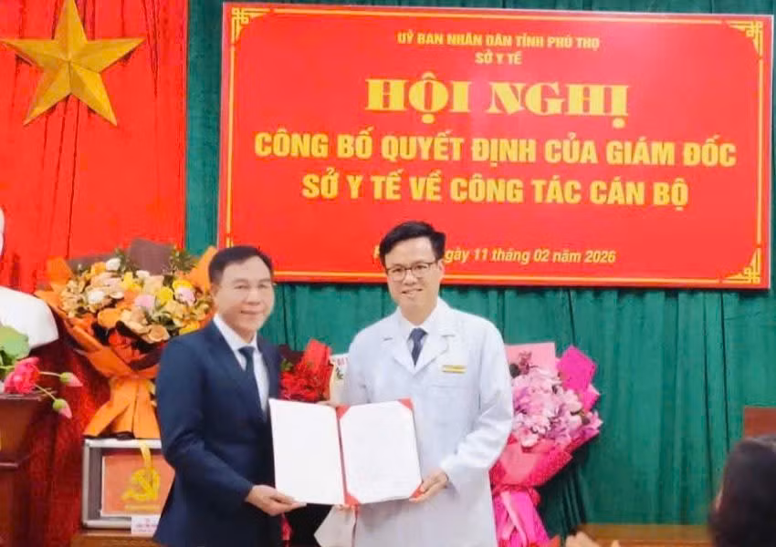 Đồng chí Lê Hồng Trung, Tỉnh ủy viên, Giám đốc Sở Y tế Phú Thọ (trái) trao Quyết định cho đồng chí Trương Như Hiển (phải).