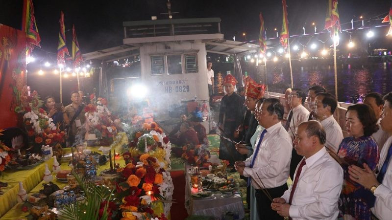 Lãnh đạo tỉnh Hòa Bình dâng hương tại Lễ cầu ngư 2025.