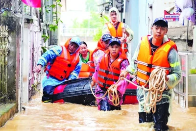 Lực lượng Cảnh sát phòng cháy, chữa cháy và cứu nạn, cứu hộ hỗ trợ người dân phường Thục Phán (Cao Bằng) di dời đến nơi an toàn. (Ảnh: TRÍ CAO)