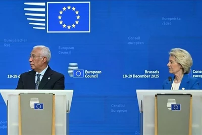 Chủ tịch Ủy ban châu Âu (EC) Ursula von der Leyen (phải) và Chủ tịch Hội đồng châu Âu Antonio Costa. (Ảnh: TTXVN)